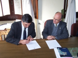 Mario Holtz assina o Protocolo de Intenes observado pelo prefeito Gil