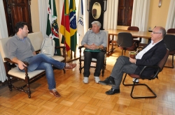 Prefeito Gil (D) conversa com Gavio (E) e Giovani Ferner