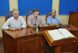 Secretrio Leonardo presta contas entre os vereadores Sandro Veiga (E) e ber Escobar