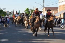 Cavalarianos chegam ao Parco para o incio da cerimnia de abertura da Semana Farroupilha 2015