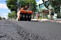 Camada de seis centmetros de asfalto  colocada na Rua Tiradentes, em frente ao Colgio So Patrcio