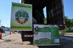 Caminho de coleta do lixo eletrnico identificado com banners da Secretaria do Meio Ambiente e da empresa responsvel pelo servio