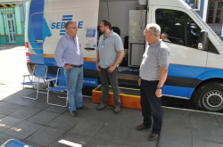 Prefeito Gil (E) conversa com tcnico do Sebrae/RS durante atendimento da unidade mvel no municpio em 2013.  direita, o chefe de gabinete Daltro Bernardes