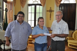 Sorteada no ms de Dezembro Cynthia recebeu o cheque do Prefeito Jarbas do Sec. da Fazenda Cesar Sena.