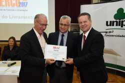 Prefeito recebendo certificado de participao do Conselheiro Marco Peixoto - Presidente do TCE RS