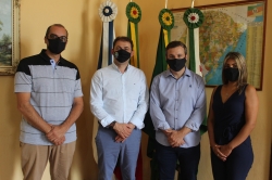 Os vereadores do Partido Liberal, Queli Ferreira e Elian Belous, prestigiaram a visita do deputado ao gabinete do prefeito