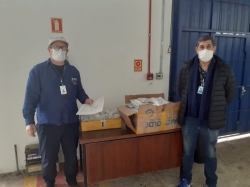 O motorista da pasta, Carlos Piffero recebeu as doaes das mos do chefe do Depsito de Mercadorias Apreendidas  DMA, Rogrio Noro.