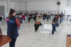 Enfermeira Tatiane reforando as orientaes aos profissionais da educao
