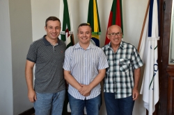 Prefeito Leonardo Betin, secretrio Tiago Cad e vice-prefeito Clvis Ravarotto Corra