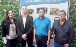 Servidores do municpio juntos com o auditor fiscal da Receita Estadual, Dcio Gardel Goecks