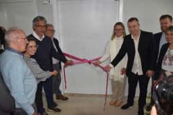 Autoridades no descerramento da faixa inaugural do novo mamgrafo do Hospital So Patrcio de Itaqui