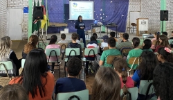 Assistente social Aline Benites palestrando na escola do interior