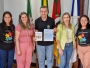 Rede TEA Itaqui entrega convite da Semana de Conscientizao sobre o Autismo ao prefeito